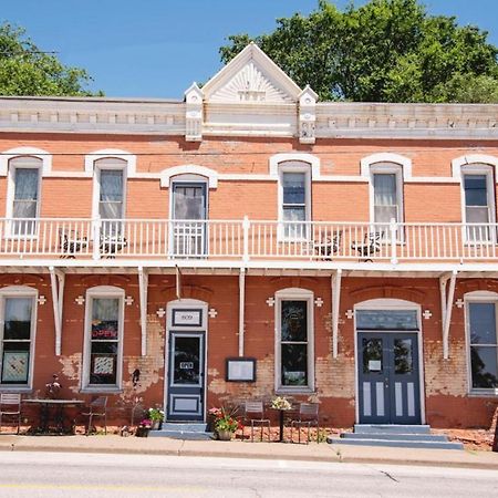 The Burlington Hotel & Bar - Alma Wi Exterior foto